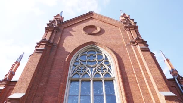 Cathédrale de l'Immaculée Conception. L'action. Église catholique à Moscou en briques rouges avec une grande belle fenêtre, concept de religion et d'architecture. — Video