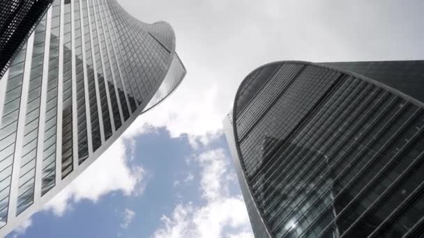 Alacsony látószögű kilátás Moszkva-város felhőkarcolók, Oroszország. Felvétel. Egy új üzleti negyed Moszkvában, modern vállalati épületekkel a kék ég ellen, felhőkkel.. — Stock videók