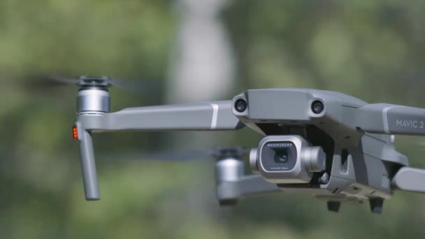 Close-up de drone voador. Acção. Drone profissional para filmagem de vídeo aéreo. Drone tira fotos no local do ar. Gravação ao vivo de drone — Vídeo de Stock