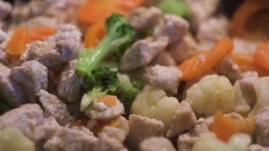 Kızarmış tavuğu sağlıklı sebzelerle karıştır. Kavram. Kızartma havucu, brokoli, karnabahar ve tavuk parçaları, sağlıklı öğle yemeği kavramını kapat..