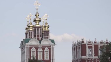 Arka planda Rus kiliselerinin haçları olan kubbeler. Başla. Altın kubbeli ve haçlı Rus kiliselerinin güzel mimarisi. Dini mimari