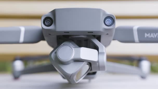 Caméra robotisée Drones. L'action. Gros plan de la caméra des drones se déplaçant comme un robot vivant. Amélioration du mouvement et de la mise au point de la caméra de drone — Video