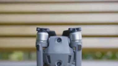 Toplu insansız hava aracı. Başla. Kolay taşımak için katlanmış dronun basit ve pratik tasarımı. Profesyonel hava fotoğrafçılığı için İHA 'nın yeni sürümü