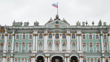 Rusya bayrağıyla Kış Sarayı cephesi. Başla. Saint Petersburg 'daki Kış Sarayı' nın en büyük Rus mimarisi. Rusya 'daki tarihi binanın turkuaz cephesi üzerine altın ayrıntılar ve heykeller