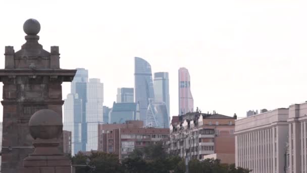 Domy murowane na tle centrum biznesowego z drapaczami chmur. Akcja. Kontrast współczesnego miasta w architekturze budynków mieszkalnych i wieżowców. Moskwa miasto i budynki mieszkalne — Wideo stockowe
