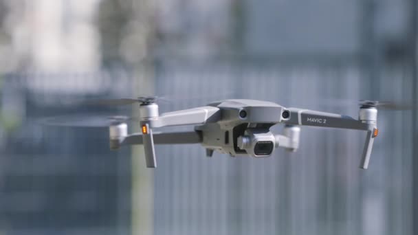 Aproape de drona zburătoare. Acţiune. Dronă profesională pentru filmare video aeriană. Drone face poze pe loc din aer. Înregistrare live de la drone — Videoclip de stoc