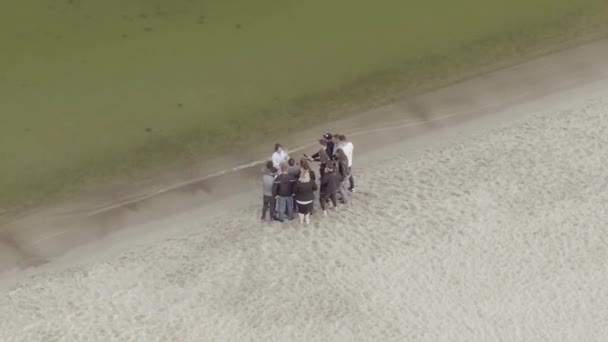 스페인 산 페드로델피 너 타 06 . 08 . 20: 언론에 의해 홀로 바다에 서 있는 젊은 여성의 인터뷰를 공중에서 볼 수있다. 자료 화면이요. 기자들은 흰옷을 입은 여자에게 이야기 한다. — 비디오