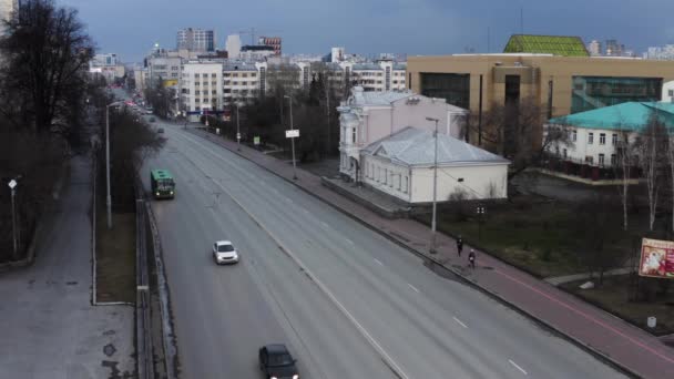 Ekaterinburg 'un merkez caddesi, mimari konsepti. Stok görüntüleri. Güzel, modern bir şehrin hava manzarası ve bulutlu arka planda araba sürmek.. — Stok video