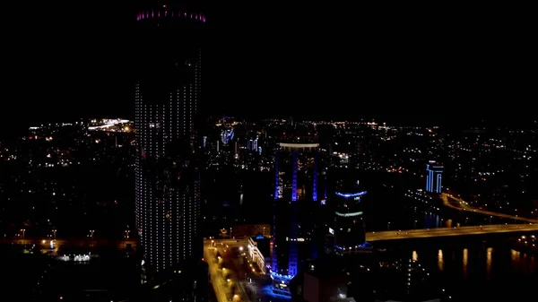 Panorama nocnego miasta Jekaterynburg, Rosja. Materiał filmowy. Widok z lotu ptaka kolorowe światła na ulicach miasta niesamowite na czarnym tle nieba. — Zdjęcie stockowe