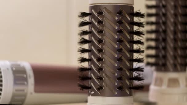 Close-up de um bocal removível especial de cabeleireiro. Conceito. Máquina automática feminina para secagem de cabelo, ferramentas profissionais para o estilo de cabelo. — Vídeo de Stock