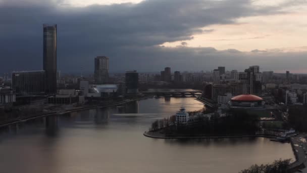Panorama del estanque y el rascacielos Iset de Ekaterimburgo. Imágenes de archivo. Vista aérea del edificio Dinamo con techo redondo naranja y el paisaje urbano moderno. — Vídeos de Stock