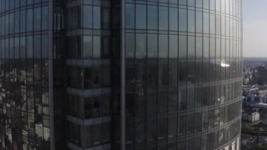 Vysotsky gökdeleni ve Ekaterinburg şehir manzarası, Rusya. Stok görüntüleri. Modern yüksek bir binanın cam pencerelerine yakın uçuyor..