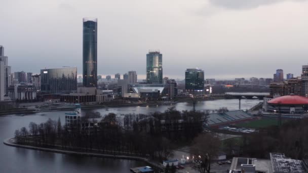 Panorama del estanque y el rascacielos Iset de Ekaterimburgo. Imágenes de archivo. Vista aérea del edificio Dinamo con techo redondo naranja y el paisaje urbano moderno. — Vídeos de Stock