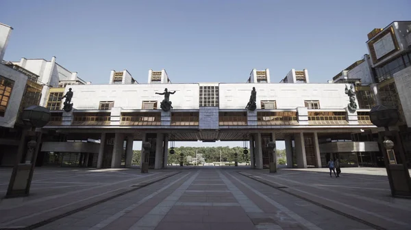 Concepto de arquitectura moderna. Acción. Vista al aire libre de un hermoso edificio del Presidium de la Academia Rusa de Ciencias ubicado en Moscú, Rusia. — Foto de Stock