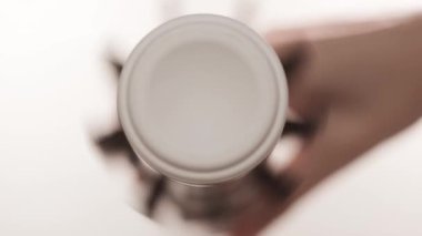 Dönen saç kurutma makinesi. Kavram. Saç kıvırmak için saç kurutma makinesindeki fırçanın yakın plan görüntüsü. Beyaz izole arkaplanda elektrikli saç kurutma fırçası