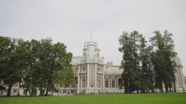 Tsaritsyno Manor. Acción. Hermosa arquitectura del Palacio con torres construidas en el siglo XVIII en Moscú. Grand Tsaritsyn Palace es museo-reserva y punto de referencia histórico en Moscú — Vídeo de stock