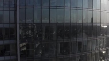 Vysotsky gökdeleni ve Ekaterinburg şehir manzarası, Rusya. Stok görüntüleri. Modern yüksek bir binanın cam pencerelerine yakın uçuyor..