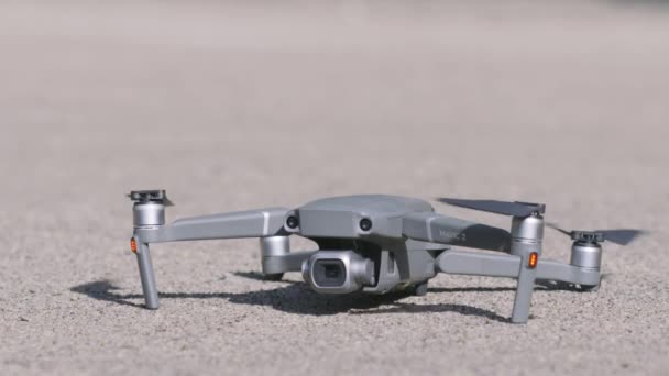 Dron startuje ze země. Akce. Profesionální dron startuje ze země poprvé pro natáčení videa za slunečného počasí. Vzestup dronu — Stock video