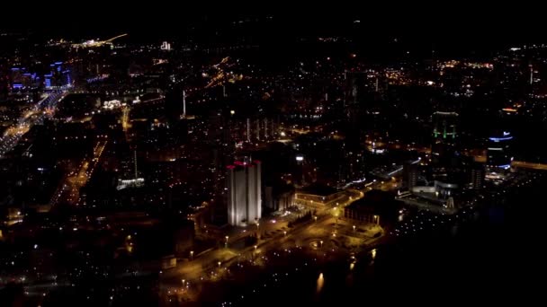 Panorama de la ciudad nocturna Ekaterinburg, Rusia. Imágenes de archivo. Vista aérea de luces de colores en las calles de la noche increíble ciudad en el fondo del cielo negro. — Vídeos de Stock