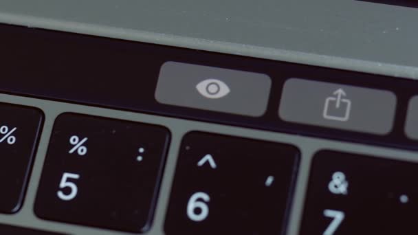 Portátil de plata con detalles keybord negro. Acción. Primer plano de un nuevo ordenador portátil moderno, concepto de progreso tecnológico y tecnologías. — Vídeo de stock