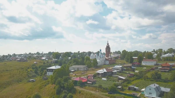 Draufsicht auf Kirche mit Turm im Hintergrund der Landschaft mit Fluss. Clip. Schöne russische Kirche in einer kleinen Stadt am Fluss — Stockfoto
