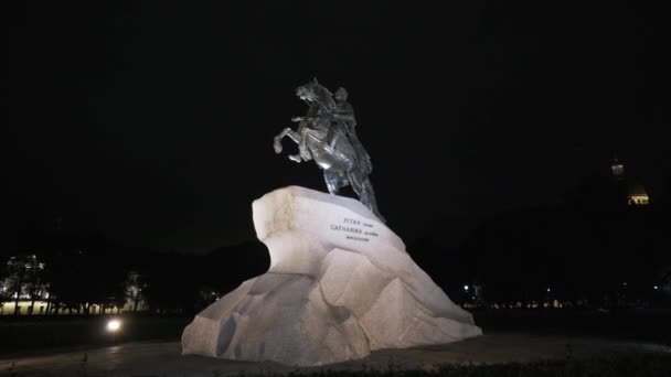 Famosa statua di Pietro il Grande, Cavaliere di Bronzo di notte. Azione. San Pietroburgo, Russia, splendida statua su sfondo cielo nero, concetto di arte. — Video Stock