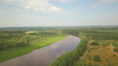 Güzel sonbahar kırsal doğa manzarası. Şarjör. Karışık orman manzarası, yeşil tarlalar, geniş bir nehir ve çayır ile güzel bir banliyö..