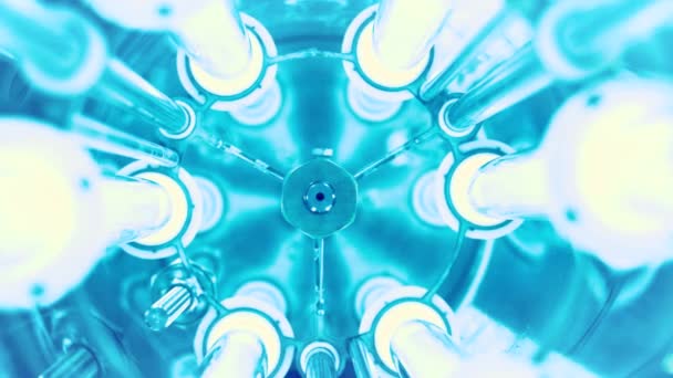 Blick ins Innere der neuen modernen Wasseraufbereitungsanlage mit LED-Lampen. Medien. Konzept moderner Technologien für den Alltag, Nahaufnahme leuchtender blauer Lampen zur Wasserdesinfektion. — Stockvideo