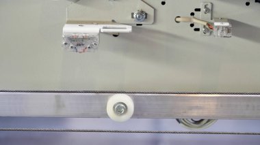 Asansör mekanizmasını hareket eden metal kabloyla görüntüle. Medya. Günlük şehir hayatı için teknoloji kavramı, hareket halindeki kaldırma sistemi.