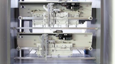 Asansör mekanizmasının altını kapat. Medya. Bir kaldırma sisteminin yeni hareket mekanizması, kentsel inşaat alanı kavramı.