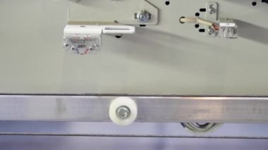 Asansör mekanizmasını hareket eden metal kabloyla görüntüle. Medya. Günlük şehir hayatı için teknoloji kavramı, hareket halindeki kaldırma sistemi.