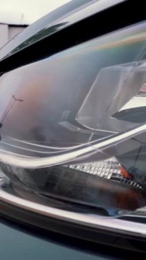 İsimsiz, prestijli, lüks, modern arabanın farlarının detaylarını kapatın. Başla. Lüks araba detaylarının dikey görüntüsü, ulaşım konsepti..