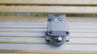 Toplu insansız hava aracı. Başla. Kolay taşımak için katlanmış dronun basit ve pratik tasarımı. Profesyonel hava fotoğrafçılığı için İHA 'nın yeni sürümü