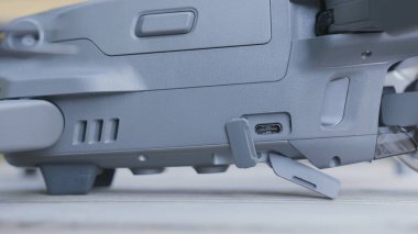 USB 'li İHA' nın detayları. Başla. Yeni İHA 'nın vücuduna yakın çekim. USB girişli drone gövdesinin kompakt ve basit tasarımı. Amatör drone için gri plastik kutu