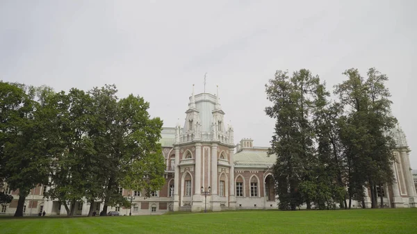 ツァリツィノの荘園。行動だ。18世紀にモスクワで建てられた塔と宮殿の美しい建築。大ツァリツィン宮殿は、モスクワの博物館予約と歴史的ランドマークです。 — ストック写真