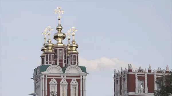 Domes met kruisen van Russische kerken op de achtergrond hemel. Actie. Prachtige architectuur van Russische kerken met gouden koepels en kruisen. Religieuze architectuur — Stockfoto