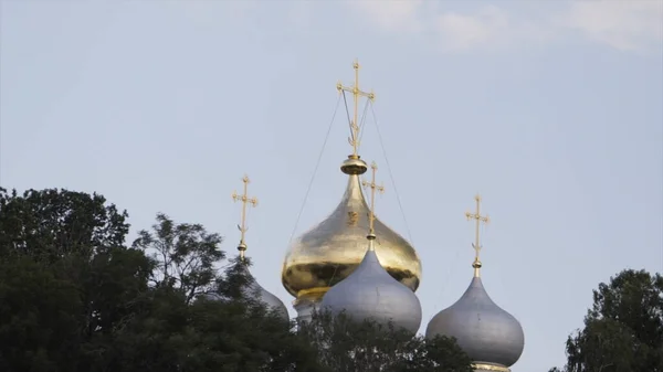 Kopule s kříži ruských kostelů na pozadí oblohy. Akce. Krásná architektura ruských kostelů se zlatými kopulemi a kříži. Náboženská architektura — Stock fotografie