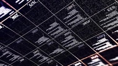 Kod bilgisi olan dijital arkaplan ve çaprazlama akan numaralar ters çevrilmiş. Animasyon. Siyah ekranda hareket eden rakamlar ve veriler, teknoloji konsepti, kod programlama.