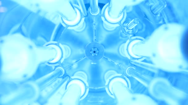 Blick ins Innere der neuen modernen Wasseraufbereitungsanlage mit LED-Lampen. Medien. Konzept moderner Technologien für den Alltag, Nahaufnahme leuchtender blauer Lampen zur Wasserdesinfektion. — Stockvideo