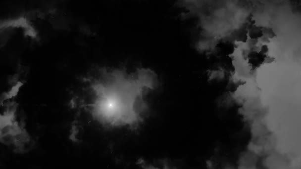 Unterseite des beängstigend dunklen Himmels mit fließenden Wolken und leuchtendem Mond. Animation. Monochrome Ansicht eines abstrakten schwarzen Himmels bei Nacht mit einem Stern. — Stockvideo