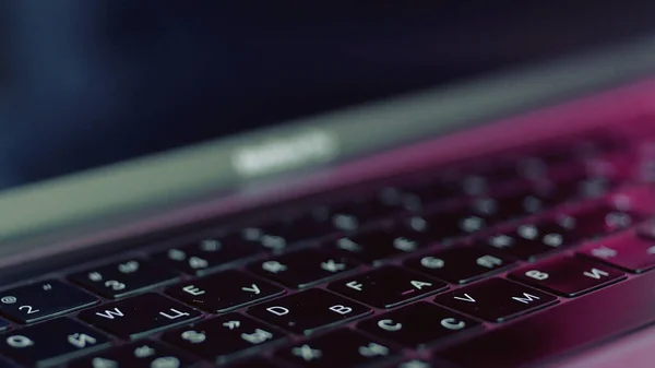 Srebrny laptop z czarną klawiaturą. Akcja. Zbliżenie nowego nowoczesnego laptopa, koncepcja postępu technologicznego i technologii. — Zdjęcie stockowe