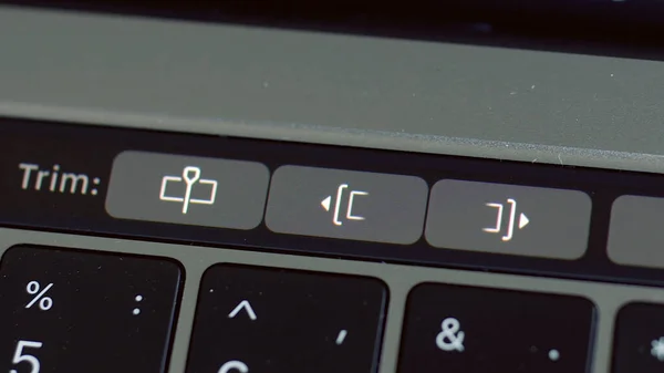 Nahaufnahme des Touchpads einer Tastatur, bei der nur einige Tasten im Fokus stehen. Handeln. Symbole auf einem Touchpad eines Computers, Konzept moderner Technologien. — Stockfoto