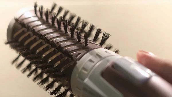 Primer plano de herramienta profesional para el cabello, belleza y peluquería. Concepto. Secador de pelo cepillo automático, máquina de estilo caliente aislado sobre fondo blanco. — Foto de Stock