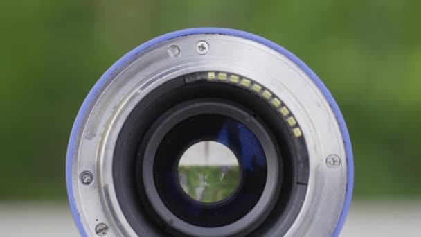 Primer plano lente de cámara profesional vintage. Acción. Características técnicas de la lente para cámara profesional. Lente de retrato sobre fondo verde borroso — Vídeo de stock