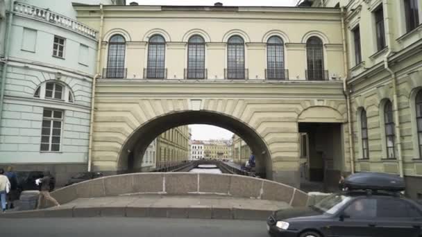 St. Petersburg 'da kış yağmuru. Başla. Kemerli giriş binası ve yürüyen insanları olan bir yer. Kanalları ve köprüleri olan antik Avrupa kenti — Stok video