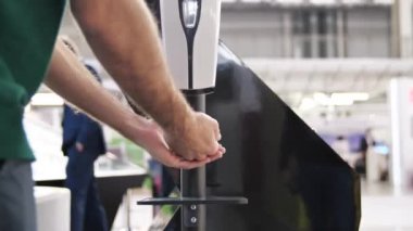 Hijyen ve sağlık hizmetleri, koronavirüs salgını önleyici önlemler kavramı. Medya. İkinci COVID-19 salgını sırasında antiseptikle otomatik dokunulmaz dezenfekte edici kullanılıyor..