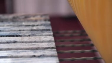 Metal endüstrisi, mermer taş panelleri kesmek için profesyonel ekipmanların detayları. Medya. Bir sürü gerilmiş metal kablo ve dönen değirmen..