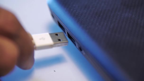 Primer plano de la mano poniendo el cable USB en el disco duro externo aislado sobre fondo blanco. Medios. Cable USB para transferir datos de otros dispositivos a computadoras, accesorios para el trabajo, redes sociales. — Vídeos de Stock