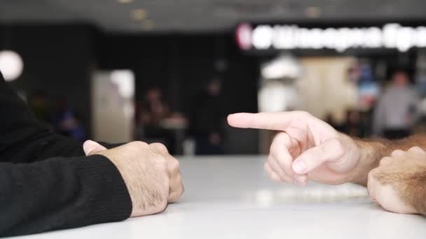 Zblízka mužské ruce během efektivního vyjednávání. Média. Ruce dvou mužů pohybujících se během rozhovoru, koncepce podnikání a uzavírání dohody. — Stock video