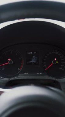 Yeni modern bir araba iç mekanının dikey görüntüsü. Başla. Gösterge panelini direksiyonla kapat, yeni bir araba modelinin sunumu, ulaşım konsepti.